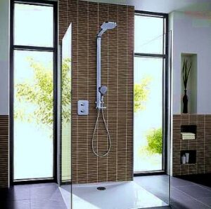 Ein helles Bad mit dunklen Fliesen