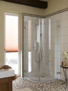 Bodenebene Dusche mit Teilflächen-Wandverfliesung